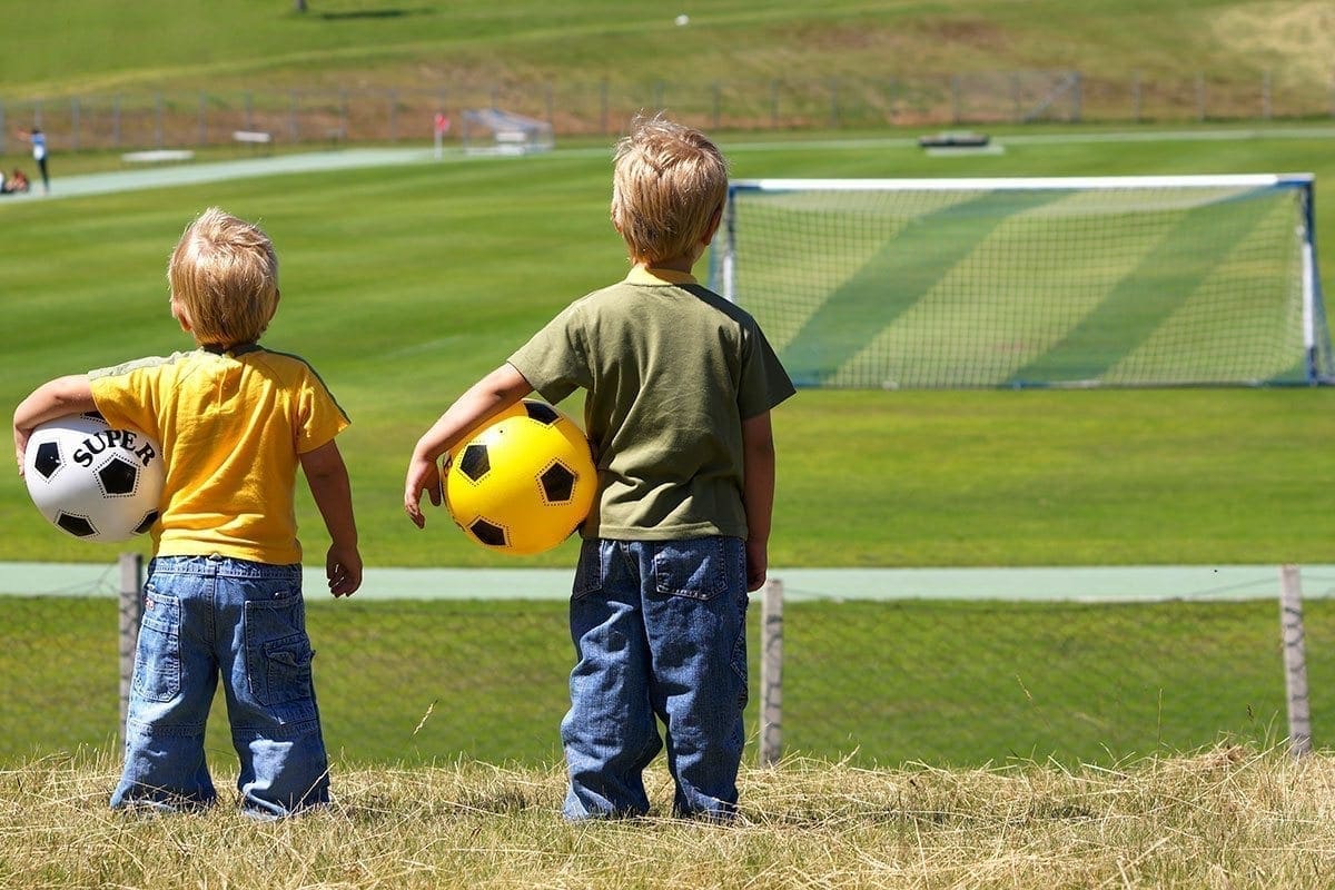 Мальчики сыграем в футбол после уроков