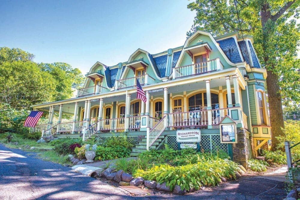 Triple cottages in Mount Tabor