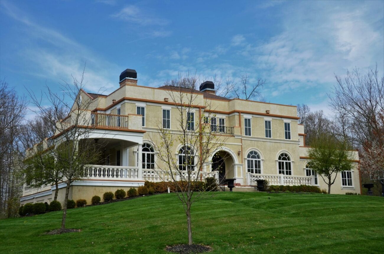 picture of mansion by Roger Starnes Sr., Unsplash