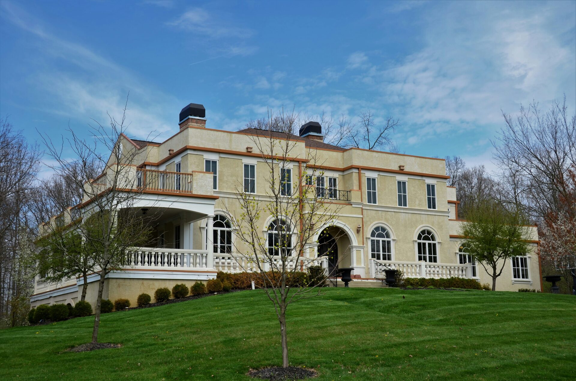 picture of mansion by Roger Starnes Sr., Unsplash