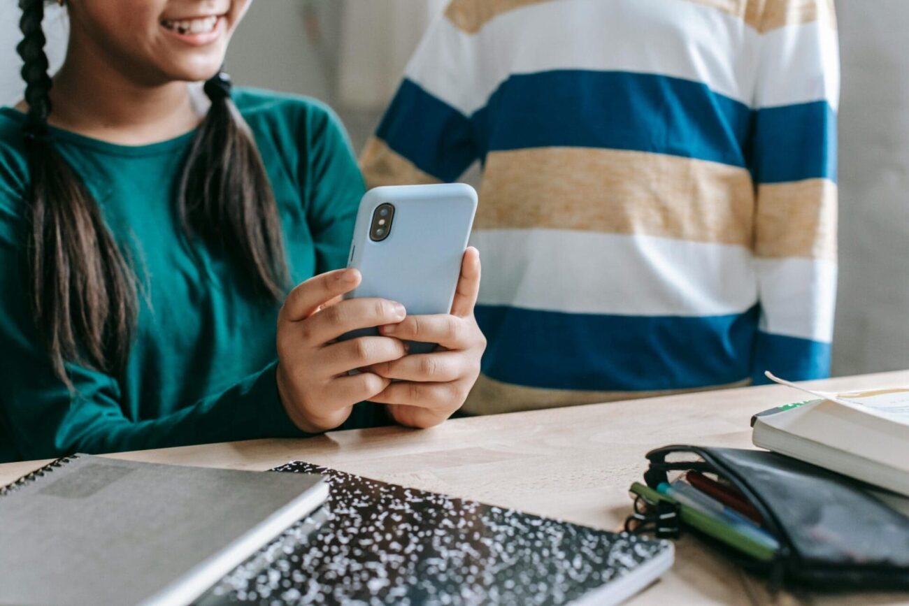 students use cellphone in class. nj cellphone bans