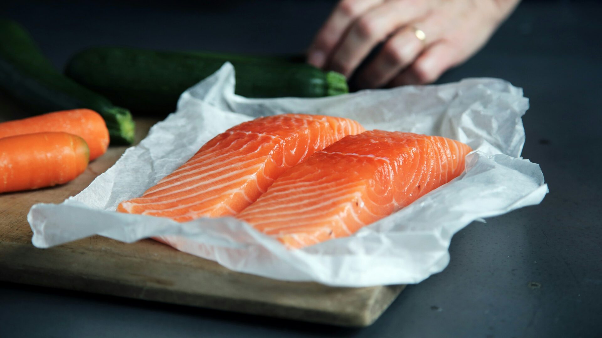 2 filets of salmon on a tray