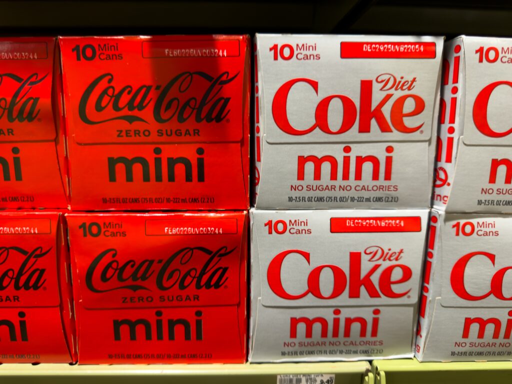 A glass of diet soda, referencing a new study on artificial sweeteners and cognitive decline