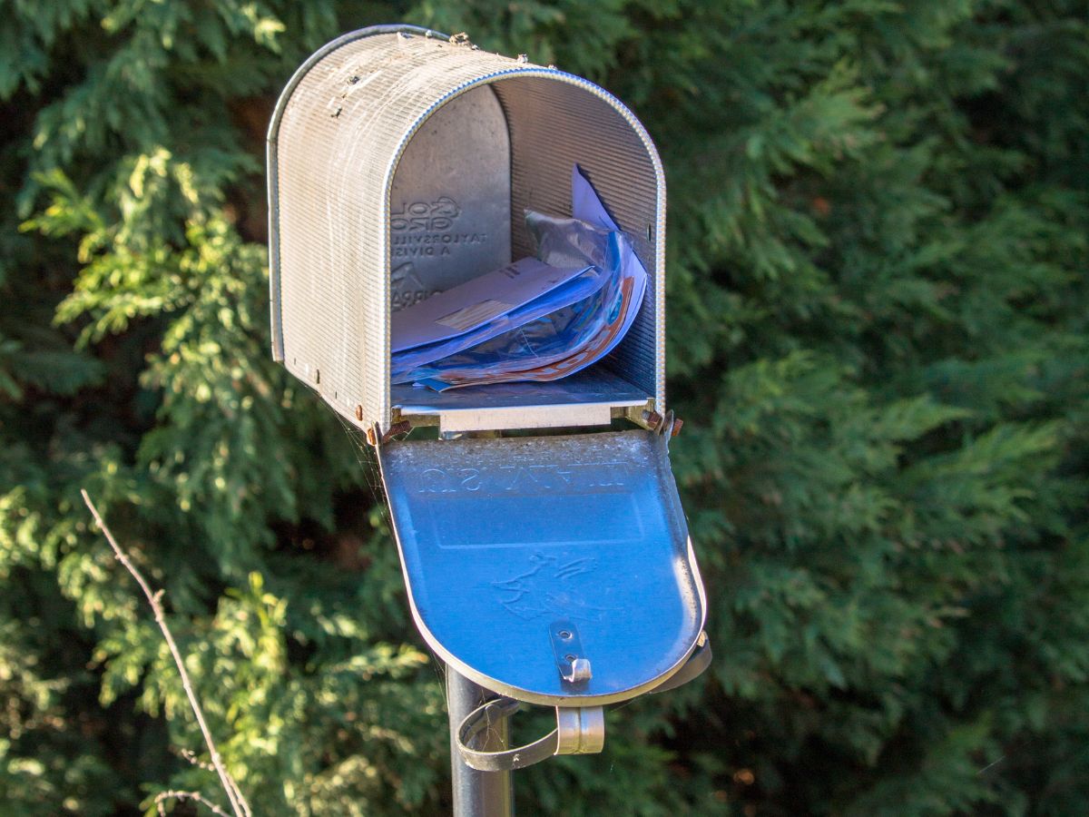 A mailbox with an envelope, representing New Jersey's ANCHOR confirmation letters